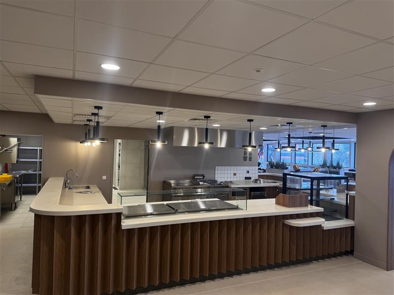Espace de restauration moderne en entreprise en Essonne – vue d’ensemble