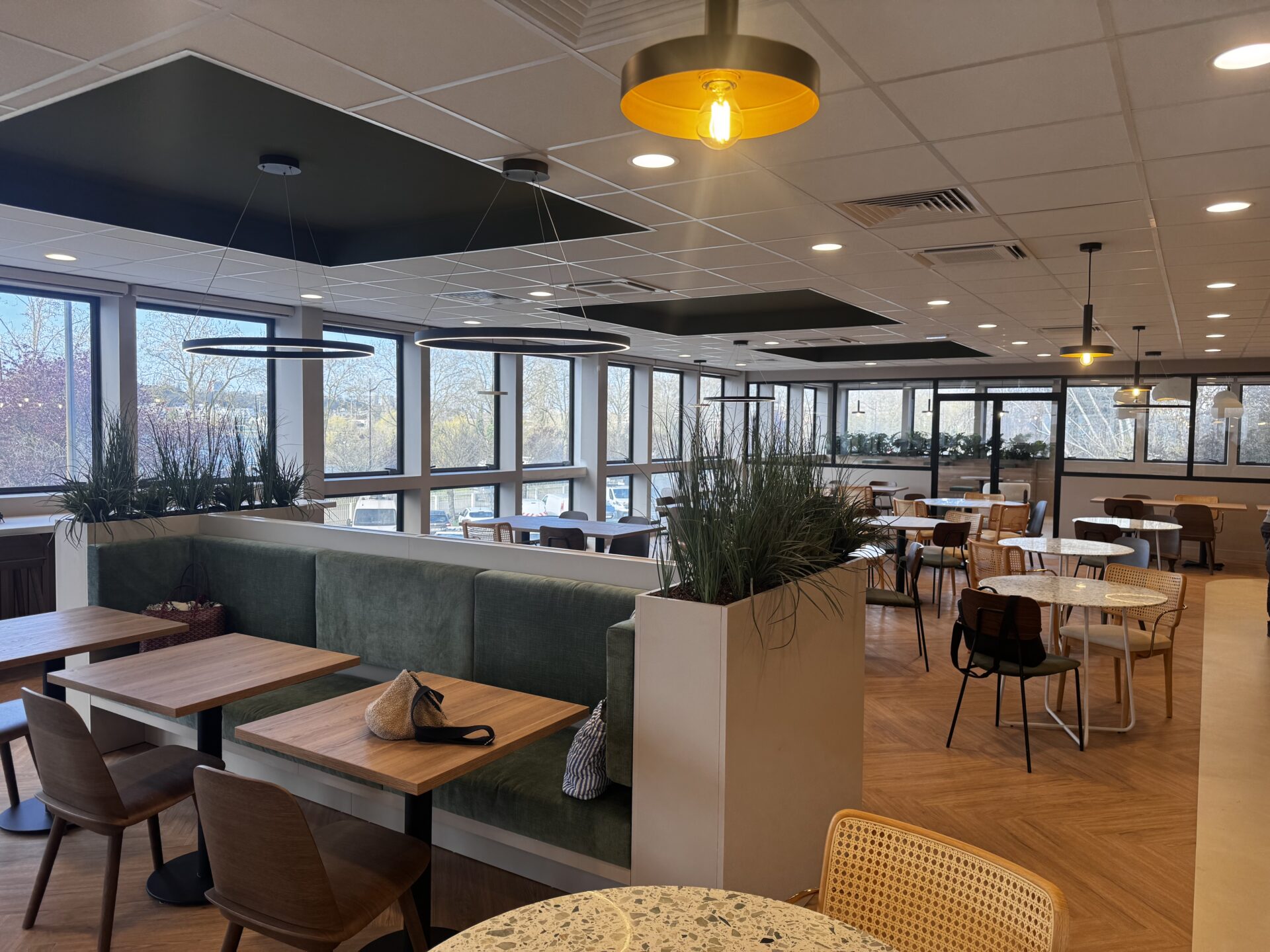 Espace self-service design avec bar à salade et plats chauds